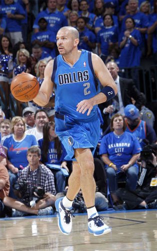 伤愈回归，三笘薰重返球场进行单独训练